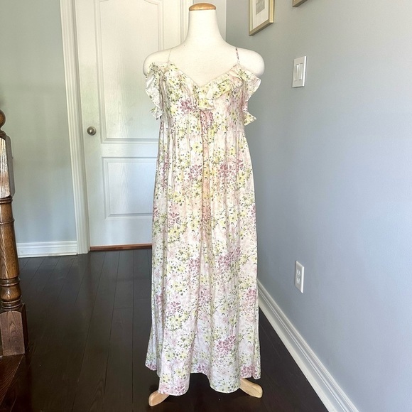 H&M Dresses & Skirts - H&M Floral Sleeveless Flounce V Neck Dress - Size M